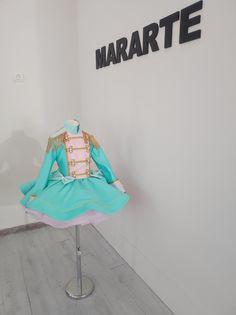 there is a mannequin dressed in a blue dress and pink shoes on display