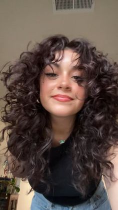 Curly Subtle Highlights, Wolfcut 2c Hair, Long Layered Curly Hair With Curtain Bangs, Heart Face Shape Curly Hairstyles, Hush Haircut Curly, Curly Hair Layers Medium Natural Curls, Straight Roots Curly Ends, Long Shaggy Haircuts Curly Hair, Curl Enhancing Haircut