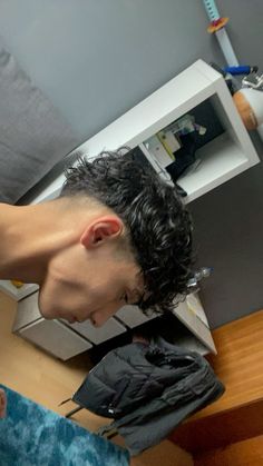 Low Drop Fade Design, Undercut Mens Hair, Wavy Hair Fade, Drop Fade Curly Hair, Curly Hair Hairstyles Men, Low Drop Fade Curly Hair, Haircut For Straight Hair Men, Messy Slick Back Hair Men, Messy French Crop