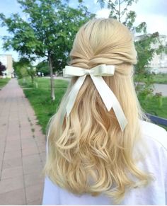 Simple Hair Accessories Wedding, Half Up Half Down Wedding Hair Bow, Hair Bow Inspiration, White Bows In Hair, Wedding Hairstyles Bow, Hair Down With Bow, Bridal Hair With Bow, Wedding Hair With Bow, Hair Styles Headband