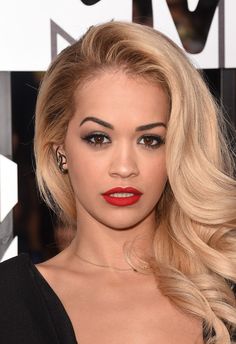 Rita Ora:  Long, thin, and expressive – just like the rest of her. Hollywood Glamour Hair, Blonde Hair Red Lips, Blowdry Hair, Matte Red Lips, News Outfit, Laura Vandervoort, Glamour Hair, Mtv Movie Awards