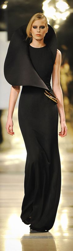 Stéphane Rolland Couture Spring 2011. I would kill in this dress! #murder Stephanie Rolland, Fashion Design Inspiration, Haute Couture Paris, Symmetrical Design, Metallic Design, Stephane Rolland, Naeem Khan, Futuristic Fashion