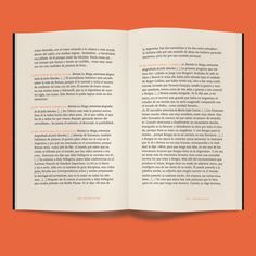 an open book with orange background and black border on the bottom page, in spanish