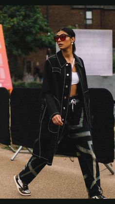 Womens All Black Outfit Street Style, Women’s Street Wear Fashion, Street Fashion Black Women, Black Street Wear Outfit, Street Wear Black Women, Cool Street Fashion Summer, Women’s Street Style, Urban Street Style Women Streetwear, Street Wear Fashion Women