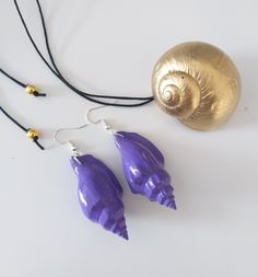 URSULA THE SEA WITCH NECKLACE AND EARRINGS - PERFECT FOR YOUR URSULA COSTUME! These natural seashells I have painted gold and purple to replicate Ursuala's jewelry. The necklace is on waxed cotton cord and is adjustable. Please note that these are real natural shells and therefor will not always be flawless. Thank you for viewing and please do not hesitate to contact me if you have any questions! Visit my shop here for more Seashell Creations:  https://www.etsy.com/au/shop/SusysSeashells?ref=hdr Ursula The Sea Witch, Ursula Necklace, Seashell Creations, Ursula Costume, Witch Necklace, Sea Witch, Shell Necklace, Choker Necklaces, Shell Necklaces