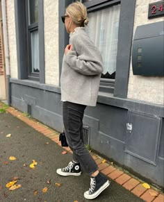 Mom Converse Outfit, Preppy Hipster Outfits, Edgy Mom Aesthetic, Scandinavian Outfits Women, Danish Style Fashion, Denmark Street Style, Scandinavian Fashion Women, Nordic Style Fashion, Relaxed Outfit