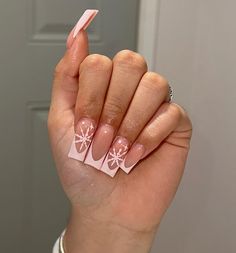 Short Pink Winter Nails, Christmas Nail Ideas Square, Christmas Vibe Nails, Mail Inspo Winter, Pink Christmas Nails Medium Length, Holiday Acrylic Nails Winter, Pink Christmas Nails Square, Snowflake Acrylics