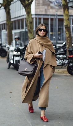 Street style fashion | minimal outfit Italian Street Style, Winter Inspiration, Nyc Street Style, Coat Outfit, Paris Fashion Week Street Style, Spring Street Style