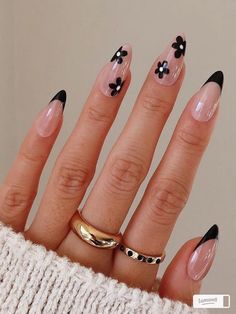 Simple Black Almond Nails, Black White Nails Designs Simple, Homecoming Nail Ideas Almond, Black Heart Nail Designs, Mail Inspo Almond, Nail Art Minimalist, Long Press On Nails, Nude Nail Designs, Almond Nails Designs