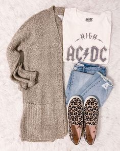 Light Weight Fall Outfit, Fall Activity Outfits, Outfit Ideas With Leopard Print Shoes, Natural Feminine Style, Late Summer Outfit Ideas, Fall Vacation Outfits Casual, Warm Fashion Outfits, Fall Outfits For Boston, How To Dress More Feminine Outfits