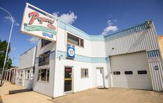 an empty parking lot in front of a building with a sign on it that says papa's pizza express