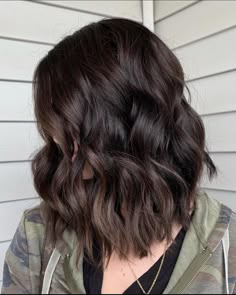 Short Wavy Dark Brown Hair Shoulder Length, Dimensional Brunette Bob, Dark Long Bob, Lob With Layers Textured Bob, Chocolate Brown Bob Haircut, Long Bob Highlights, Lob Haircut Brunette, Long Bob Braun, Dark Brown Long Bob