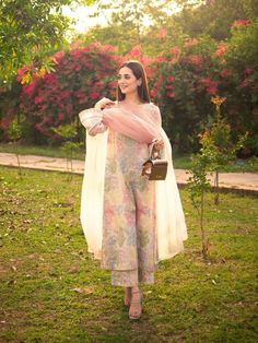 Casual Indian Suits For Women, Pakistani Everyday Wear, Indian Suit Styles For Women, Suits For Women Indian Pakistan, Casual Indian Suits, Summer Pakistani Outfits, Poses In Shalwar Kameez, Casual Pakistani Suits