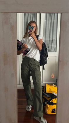 How To Style Carhartt Pants, How To Wear Green Cargo Pants, Womens Cargo Pants Outfit Casual, Green Denim Pants Outfit, Green Cargo Pants Outfit Aesthetic, Womens Cargo Pants Outfit, Green Cargos Outfit, Green Pants Outfit Ideas, Cargo Pants Outfit Aesthetic