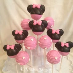 there are many cake pops with minnie mouse heads on them