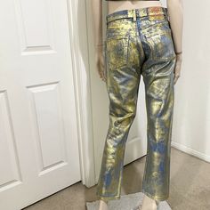 NWT Adesso Vintage Re/Done Upcycled Levi’s Gold Foiled Button Fly High Waist Jeans. Size 31x30. New with tags (Old Stock). This One-of-A-Kind pair of jeans has snakeskin silhouette with gold foiled accent. Features Straight leg & button fly closure. Can be worn as Boyfriend Jeans or Mom Jeans. Materials: 100% Cotton Measurements (laying flat): • Waist: 31” • Rise: 11” • Hips: 18” • Inseam: 30” • Length: 40” Feel Free to ask questions. All sales are final! NO returns. Thanks for looking! Sza Concert, Jeans Crafts, Fashionable Jeans, Outfits 70s, Blue Jeans Crafts, Custom Jeans, Jean Crafts, Fly High, Fashion Styling