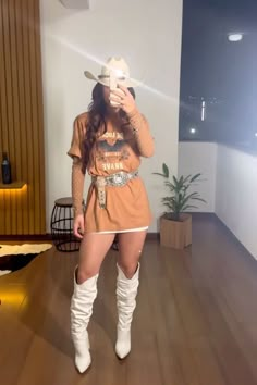 Casual Western Outfits, Outfit Cowgirl, Look Western, Coachella Fits, Dress And Sneakers Outfit, Outfit Vaquero, Country Ideas, Nashville Outfits