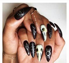 ╳ d e a t h g a s m ╳. Omg. I must have these this October. Especially the middle and index fingers. Nail Unique, Dog Nail Art, Nail Art Halloween, Halloween Acrylic, Skull Nails, Halloween Acrylic Nails, Celebrity Nails