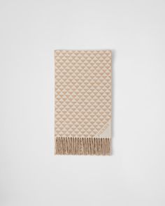 This modern and versatile scarf made of soft wool and cashmere has a reversible design animated by the iconic Symbole geometric motif. The jacquard logo, repeated on opposite corners of the scarf, adds a distinctive touch to the accessory. Cashmere Scarf Women, Geometric Motif, Scarf Women, Jacquard Knit, Soft Wool, Wool Scarf, Cashmere Scarf, Kids Design, Women's Accessories