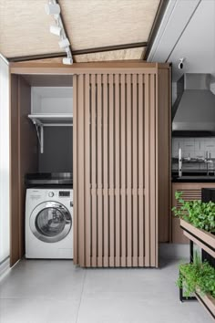 Lavanderia escondida no ripado com armário lateral para guardar vassoura e rodo.

Foto Gisele Rampazzo Outdoor Laundry Rooms, Laundry Doors, Outdoor Laundry, Bloxburg Hallway, Laundry Room Doors, Laundry Room Layouts, Laundry Design, Modern Laundry Rooms, Laundry Room Inspiration