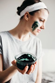 Brightening Spirulina Face Mask Spirulina Face Mask, Honey Face Mask, Tumeric Face Mask, Natural Face Mask, Honey Face, Brightening Mask, Face Mask Recipe, Brighter Skin, Diy Beauty Recipes