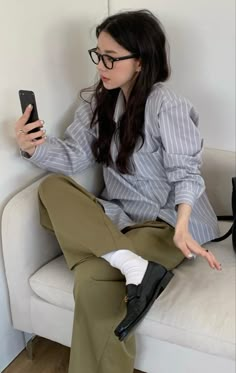 Outfits With Collared Shirts, K Pop Fashion, Minimalism Fashion, Glasses Outfit, Spring Summer 2023, Positive Reinforcement, Brain Training, April 2024, Office Style