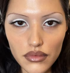 White Eyeliner Looks, 90s Makeup Look, Maquillage On Fleek, White Eyeshadow, 90s Makeup, White Eyeliner, Illustrator Design, Edgy Makeup