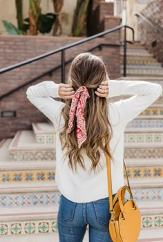 , Bandana Scarf Outfit, Scarf Outfit, Elegante Casual, Bandana Hairstyles, Bandana Scarf, Hairstyles For School, Hair Accessories For Women