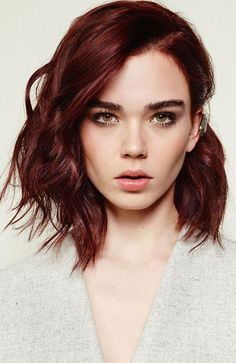 Pelo Color Vino, Ginger Hair Dyed, Red Hair Green Eyes, Red Hairstyles, Dark Red Hair Color, Short Red Hair, Haircuts Ideas, Hair Color Burgundy