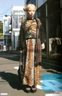 Harajuku Fall Fashion, Fruits Magazine 90s, Fruits Fashion, Japanese Street Style, Harajuku Street Fashion, Japanese Street Wear, Tokyo Street Fashion, Walking Down The Street