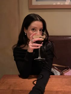 Posing With Cocktail, Cocktail Poses Instagram, Pinterest Pictures Ideas, Restaurant Picture Poses, Dinner Pictures Ideas, Drinking Wine Instagram Pictures, Posing With Wine Glasses, Eating Pictures Aesthetic, Bar Pic Ideas