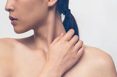 Say farewell to that double chin and sagging neck skin with tips from our experts. Sagging Neck Skin, Jaw Exercises, Sensitive Skin Makeup, Sagging Neck, Face Tone, Double Menton, Neck Exercises, Neck Lift, Facial Exercises