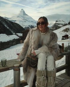 Snowy Date Night Outfit, Telluride Fashion, Mountain Fits, Aspen Outfit Winter, Aspen Chic, Pretty Energy, Ski Trip Aesthetic, Ski Fits