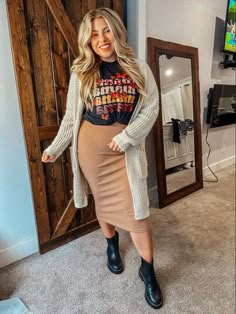 24 Simple Fall Outfits with Graphic Tees » Lady Decluttered Hairstylist Outfits For Work, Book Closet, Salon Outfits, Eclectic Outfits, Amazon Outfits, Airport Outfits, Plus Size Fall Outfit, Simple Fall Outfits, Maternity Outfits