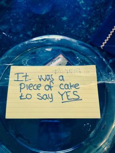 a piece of cake sitting on top of a glass plate next to a note that says it was a piece of cake lo say yes