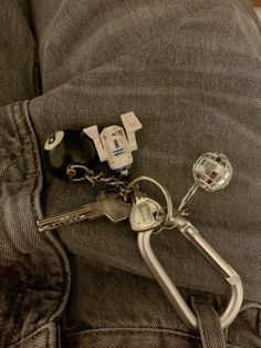 🎧 Keys On Carabiner, Carabiner Keychain Ideas, Carabiner On Jeans, Carabiner On Pants, Star Keychain Aesthetic, Guy Keychain Ideas, Cool Keychains Aesthetic, Caribeaner Keychain Ideas, Keychain On Jeans