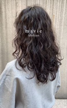 Perm Medium Hair Length, Curly Wavy Medium Hair, Wavy Haircuts For Long Hair, Asian Perm Women Long Hair, Hair Cuts For Natural Wavy Hair, Naturally Wavy Layered Hair, Asian Wavy Haircut, Permed Hairstyles Asian, Round Face Perm