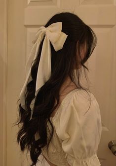 Black White Hair, Mackenzie Foy, White Hair Bows, Bow Hairstyle, Ribbon Hairstyle, Wattpad Covers, Hair Ribbon, Academia Aesthetic, 인물 사진