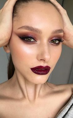 Cranberry Eye Makeup, Smokey Burgundy Eye Makeup, Maroon Make Up, Cranberry Makeup Look, Red Wine Eye Makeup, Burgundy Makeup Look Wedding, Bordo Makeup, Smokey Red Eye Makeup, Burgundy Lipstick Makeup