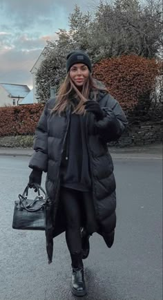 Cardigan And Coat Outfit, Puffer Coat Street Style, Grey Outfit Winter, Snow Winter Outfits, Look Legging, Winter Fashion Outfits Casual, Long Puffer Coat, Cold Outfits, Winter Mode