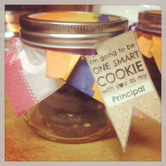 there is a cookie in a jar with a sign on it that says, i'm going to be one smart cookie with us as my principals