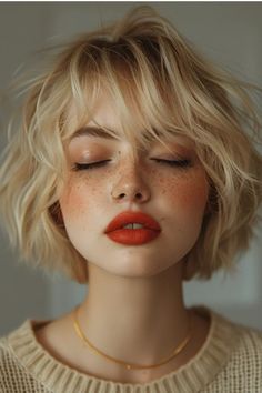 Close-up of a woman with short blonde hair, freckles, closed eyes, and bold red lipstick. Haircut Asian, Longbob Hair, Chin Length Haircuts, Men's Haircut, Short Blonde, Bob Haircut, Short Blonde Hair, 인물 사진