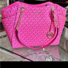 Brand New Michael Kors Purse With Tag Brand New Wallet With Tag Excellent Condition Pink !! Mc Purses Michael Kors, Purse Gift Basket Michael Kors, Lisa Clothes, Pink Bags, Juicy Couture Handbags, Couture Handbags, Michael Kors Purse, Luxury Purses, Pink Handbags