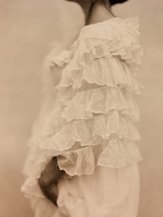 muted ruffle Hippy Chic, Frou Frou, Inspiration Mode, Mode Vintage, Mode Inspiration, A Dress, Moda Fashion, White Lace, Ruffles