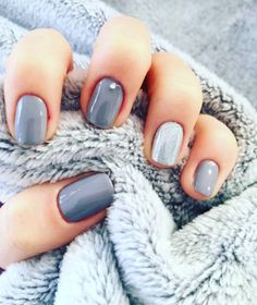 Most Demanding Grey & Sliver Nail Art Design Nail Grey, New French Manicure, Grey Nail, Grey Minimalist, Grey Nail Polish, Grey Shades, Pedicure Designs, Minimalist Beauty