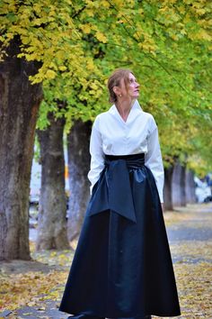 Imperatrice / Long Black Taffeta Skirt / Event Long Skirt / - Etsy Czech Republic Skirt With Combat Boots, Black Taffeta Skirt, Black Tie Formal, High Waist Long Skirt, Taffeta Skirt, Business Attire Women, Skirt High Waist, Black Maxi Skirt, Formal Skirt