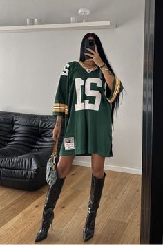 Street Wear Dress Outfits, Sports Party Outfit Women, Jersey And Boots Outfit, Streetwear Night Out, Basketball Wife Outfit, Oversized Jersey Outfit Women, Nba Wife Outfit