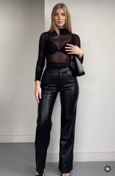 Chic Jazz Bar Outfits for Every Season - Style & Elegance Guide Winter Going Out Outfit Night, Winter Going Out Outfit Night Bar, Houseparty Outfits, Winter Going Out Outfit, Leather Pants Outfit Night, Outfits Guide, Night Out Outfit Clubwear, Lederhosen Outfit