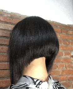 Corte Chanel, Angled Bobs, Inverted Bob Hairstyles, Inverted Bob, Brunette Hair, Womens Hairstyles, Bangs, Short Hair Styles