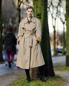 Womens Fall Coats, Fall Coats, Fall Fashion Coats, Street Style 2018, Moda Paris, Paris Fashion Week Street Style, Nike Roshe Run